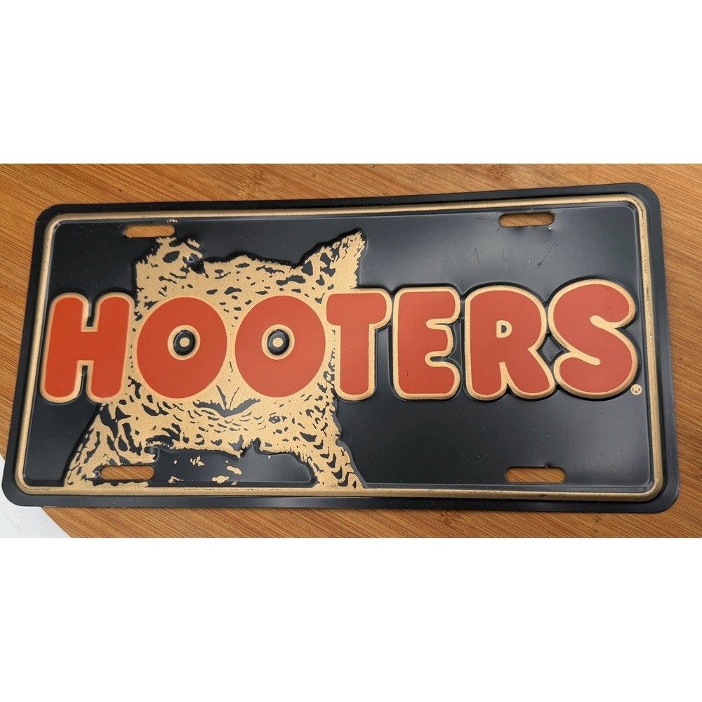 Vintage Hooters Front License‎ Plate Metal NWOT